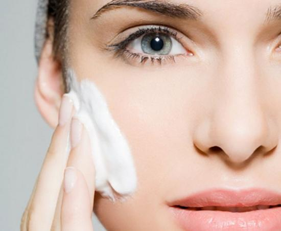 Ajută crema de hidratare pielea feței?